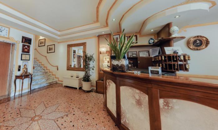 Hotel Villa Pigalle Tezze sul Brenta Bagian luar foto