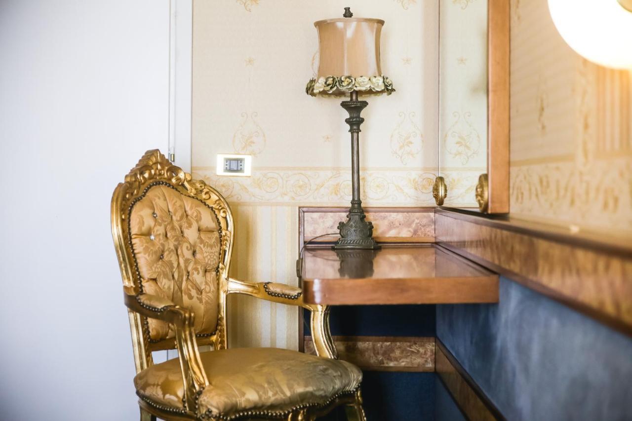 Hotel Villa Pigalle Tezze sul Brenta Bagian luar foto