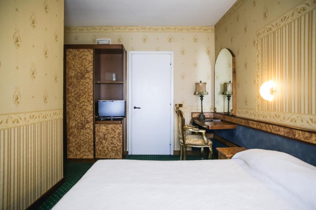 Hotel Villa Pigalle Tezze sul Brenta Bagian luar foto