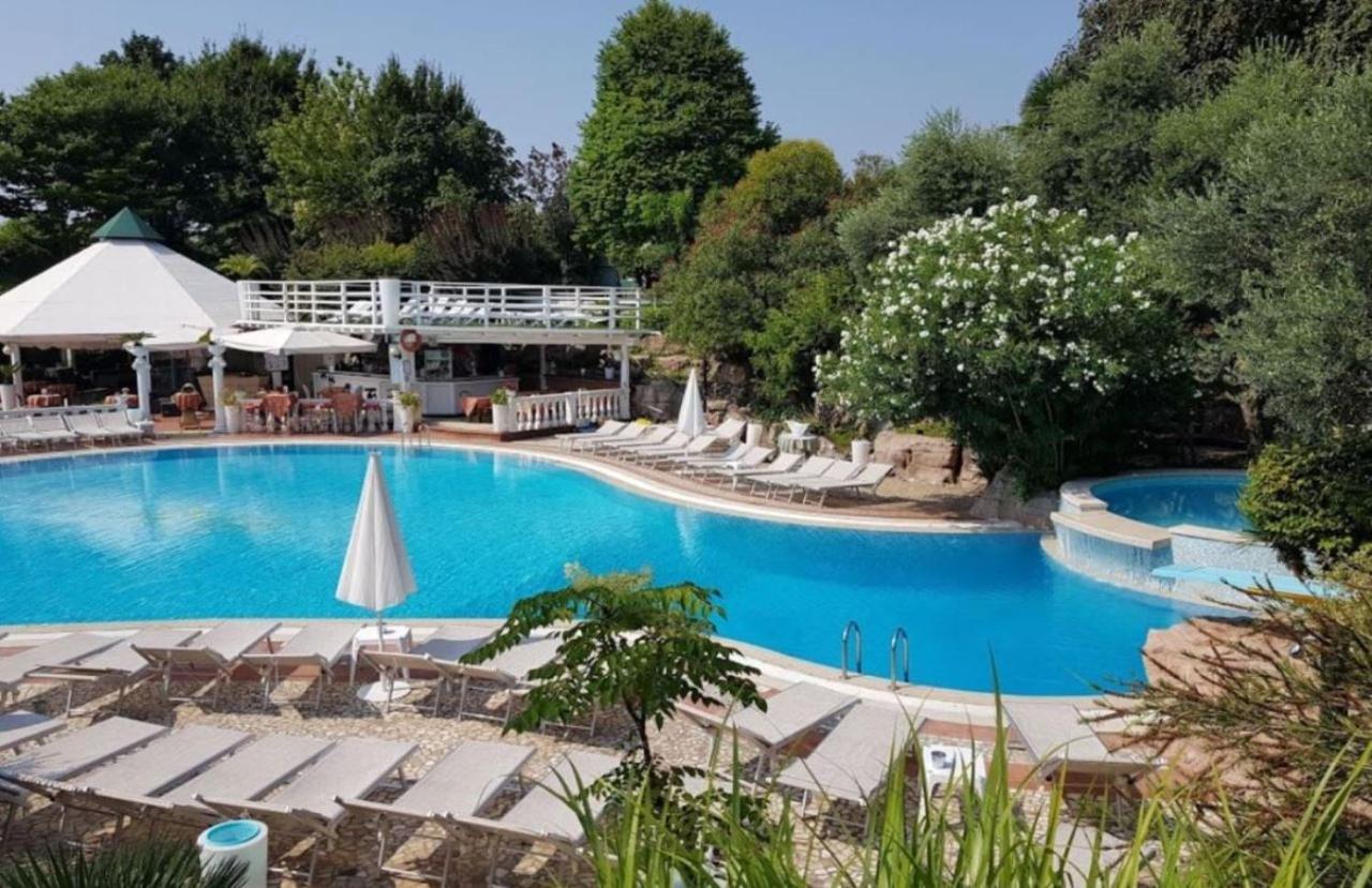 Hotel Villa Pigalle Tezze sul Brenta Bagian luar foto