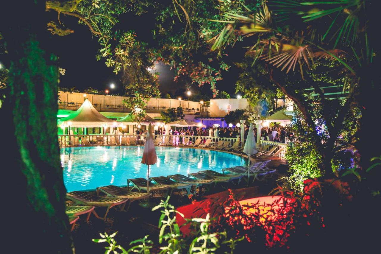 Hotel Villa Pigalle Tezze sul Brenta Bagian luar foto