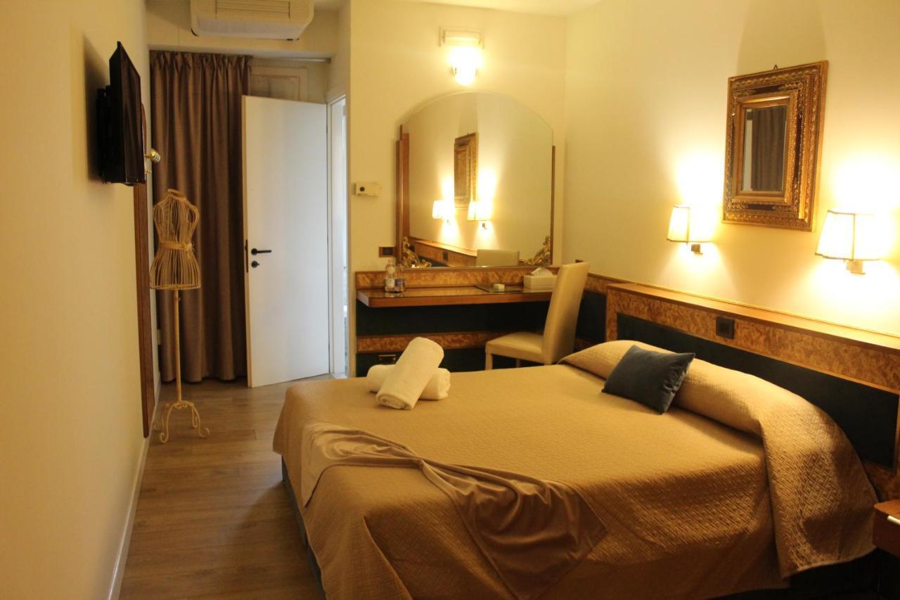 Hotel Villa Pigalle Tezze sul Brenta Bagian luar foto