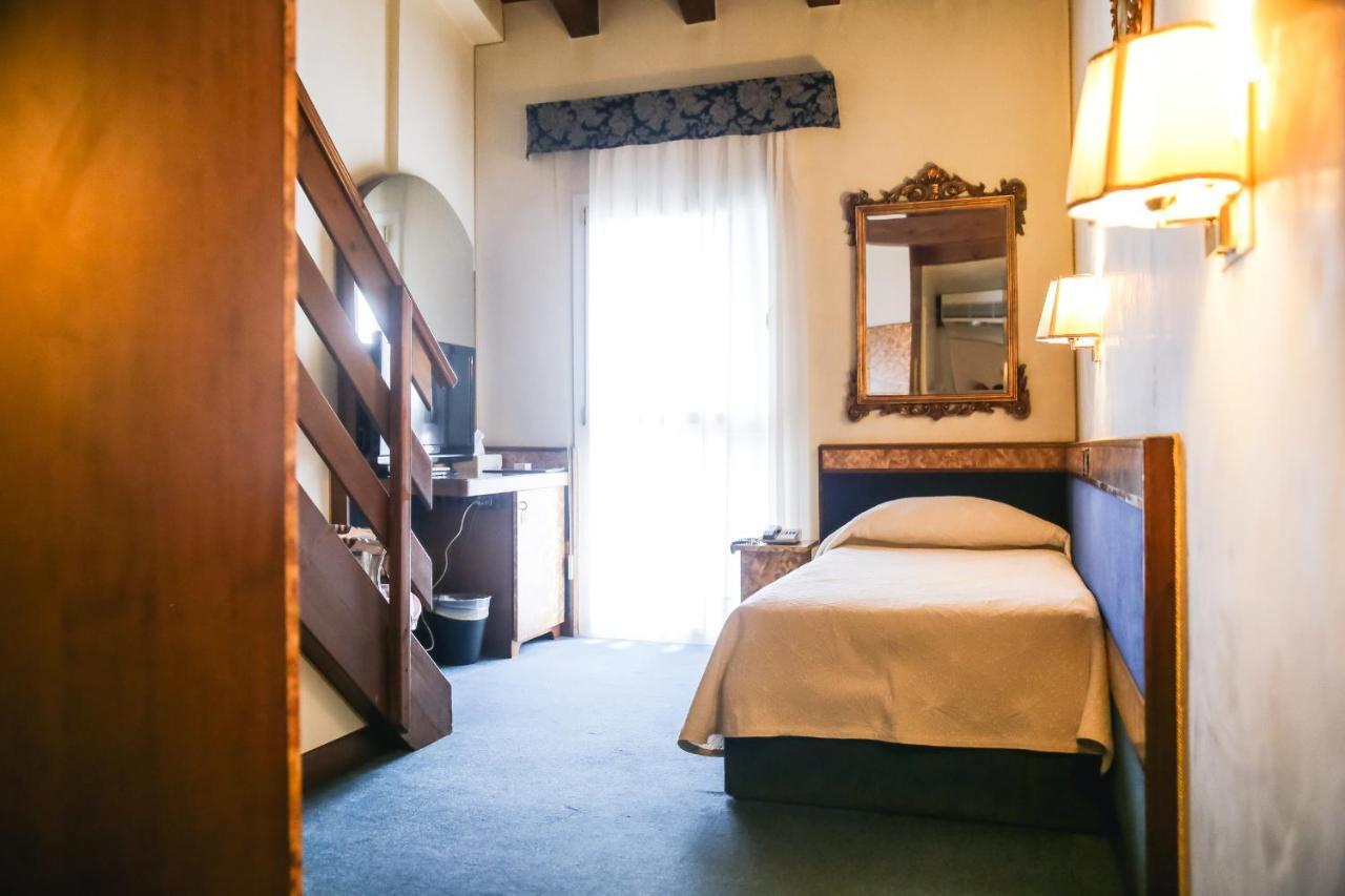 Hotel Villa Pigalle Tezze sul Brenta Bagian luar foto