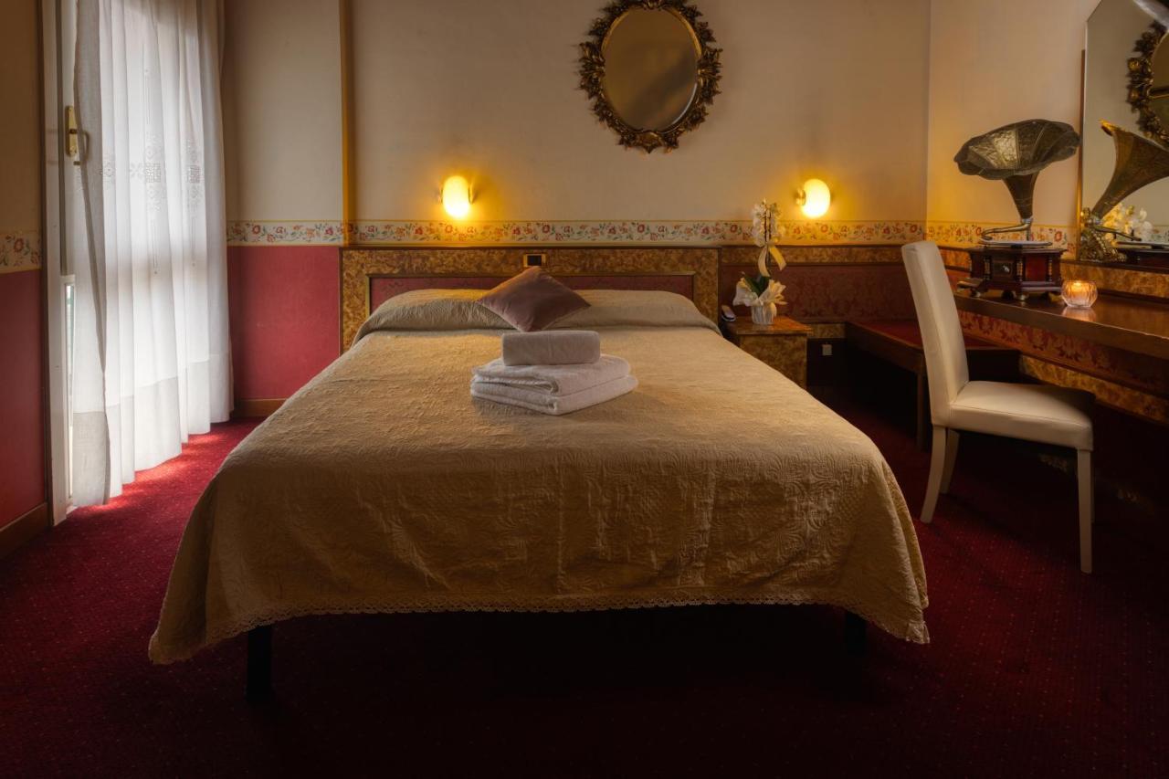 Hotel Villa Pigalle Tezze sul Brenta Bagian luar foto