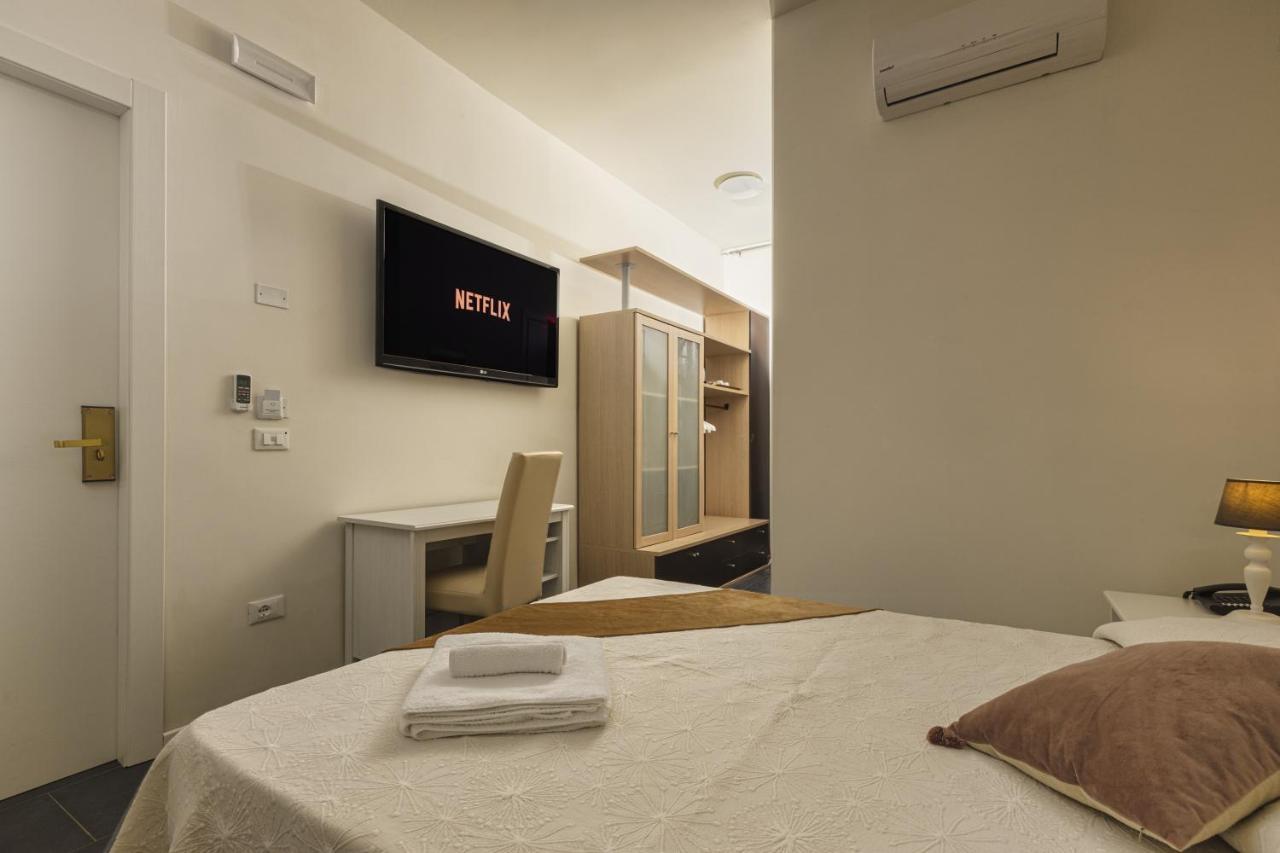 Hotel Villa Pigalle Tezze sul Brenta Bagian luar foto