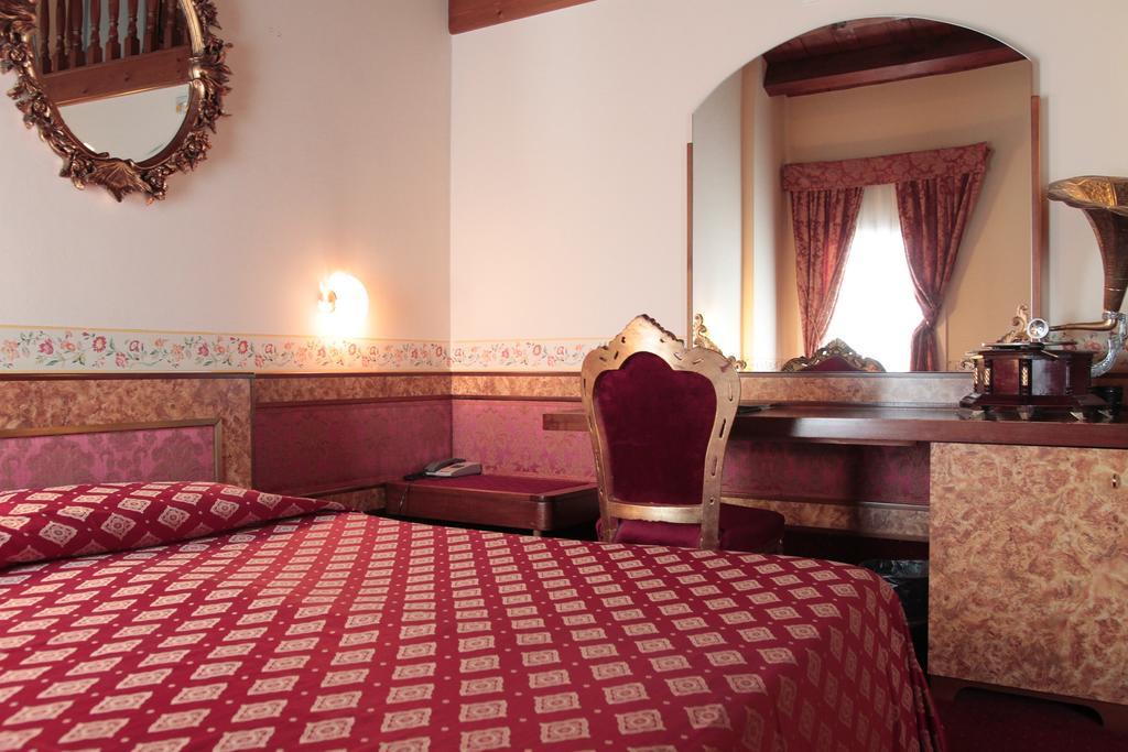 Hotel Villa Pigalle Tezze sul Brenta Bagian luar foto