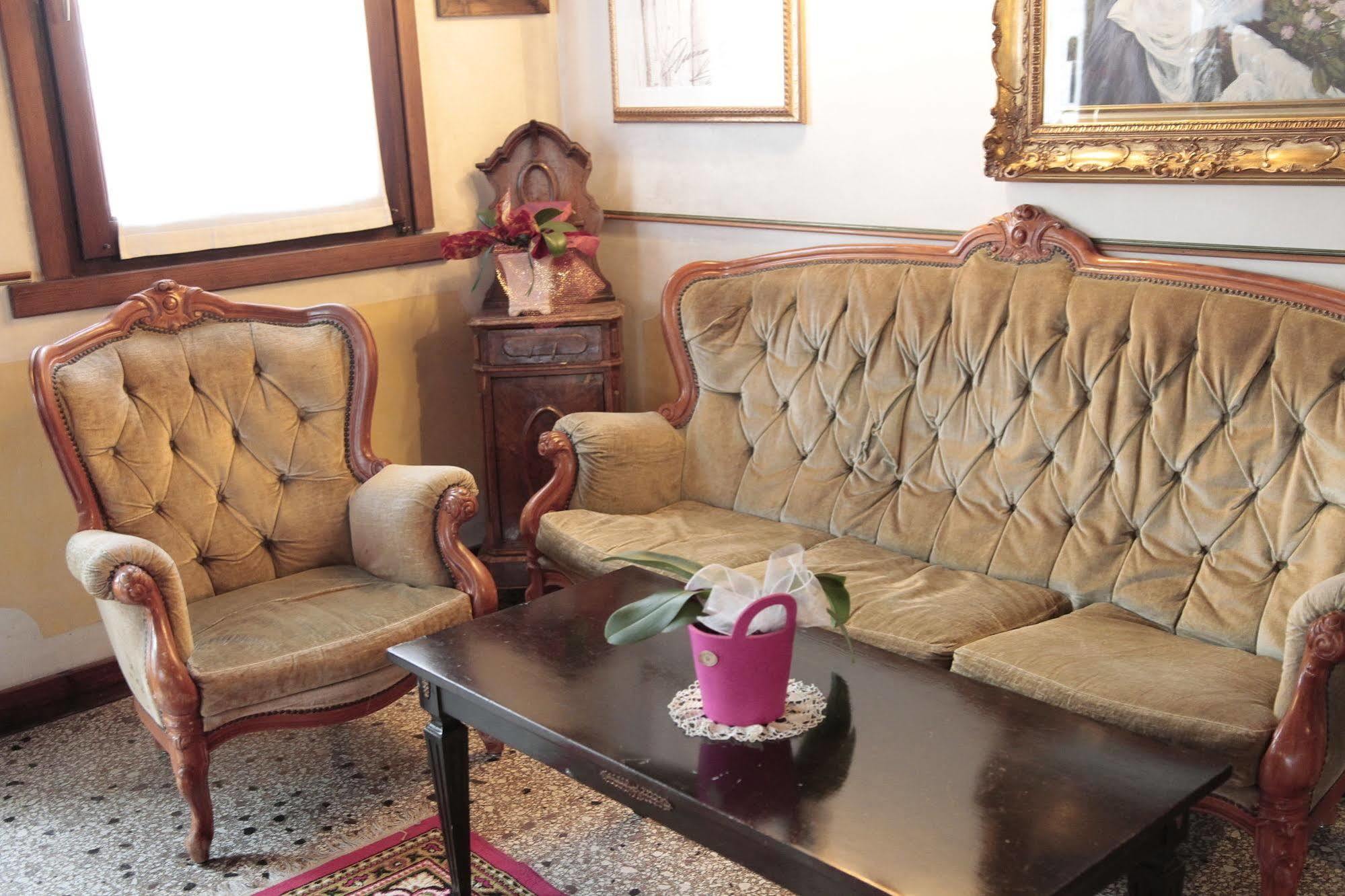 Hotel Villa Pigalle Tezze sul Brenta Bagian luar foto